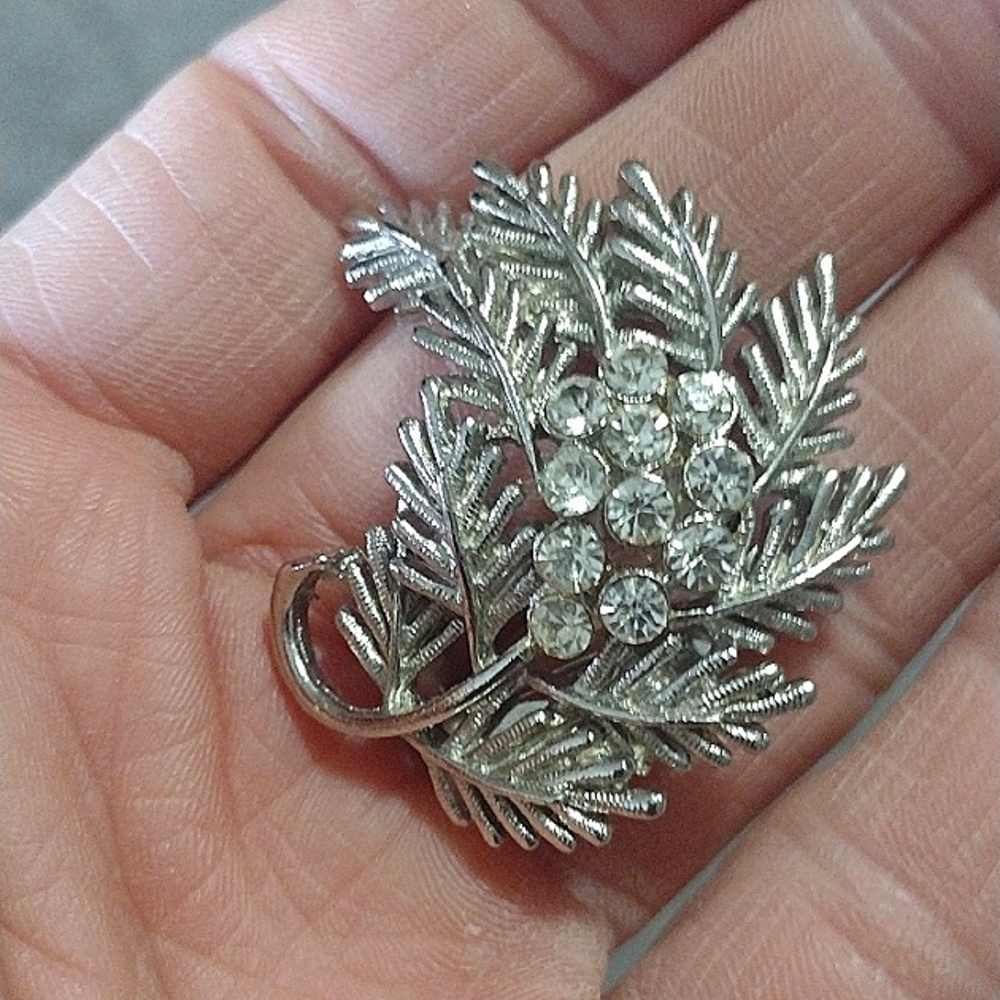 VINTAGE CRYSTAL RHINESTONE SILVER-TONE VINE LEAF 1.8" BROOCH